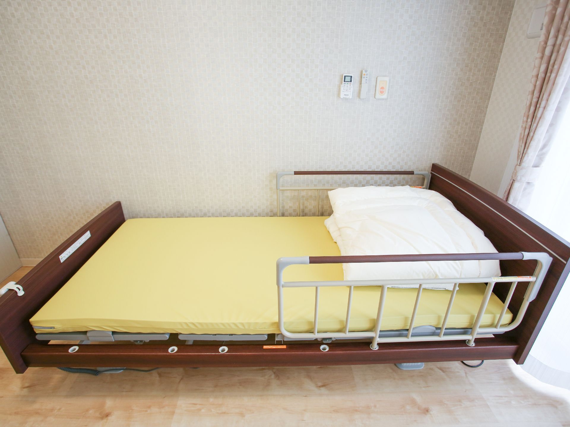 両サイドに柵のある介護ベット