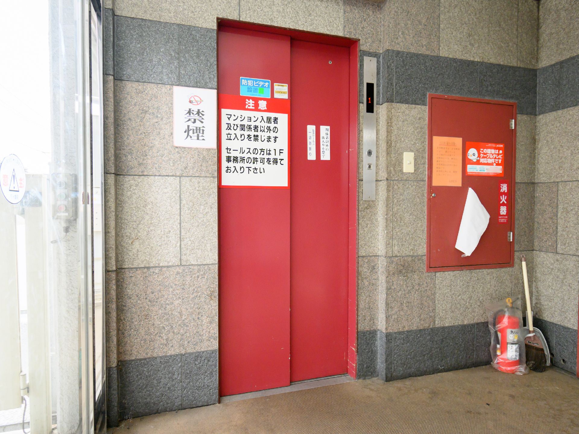 中に手すりが設置されているエレベーター