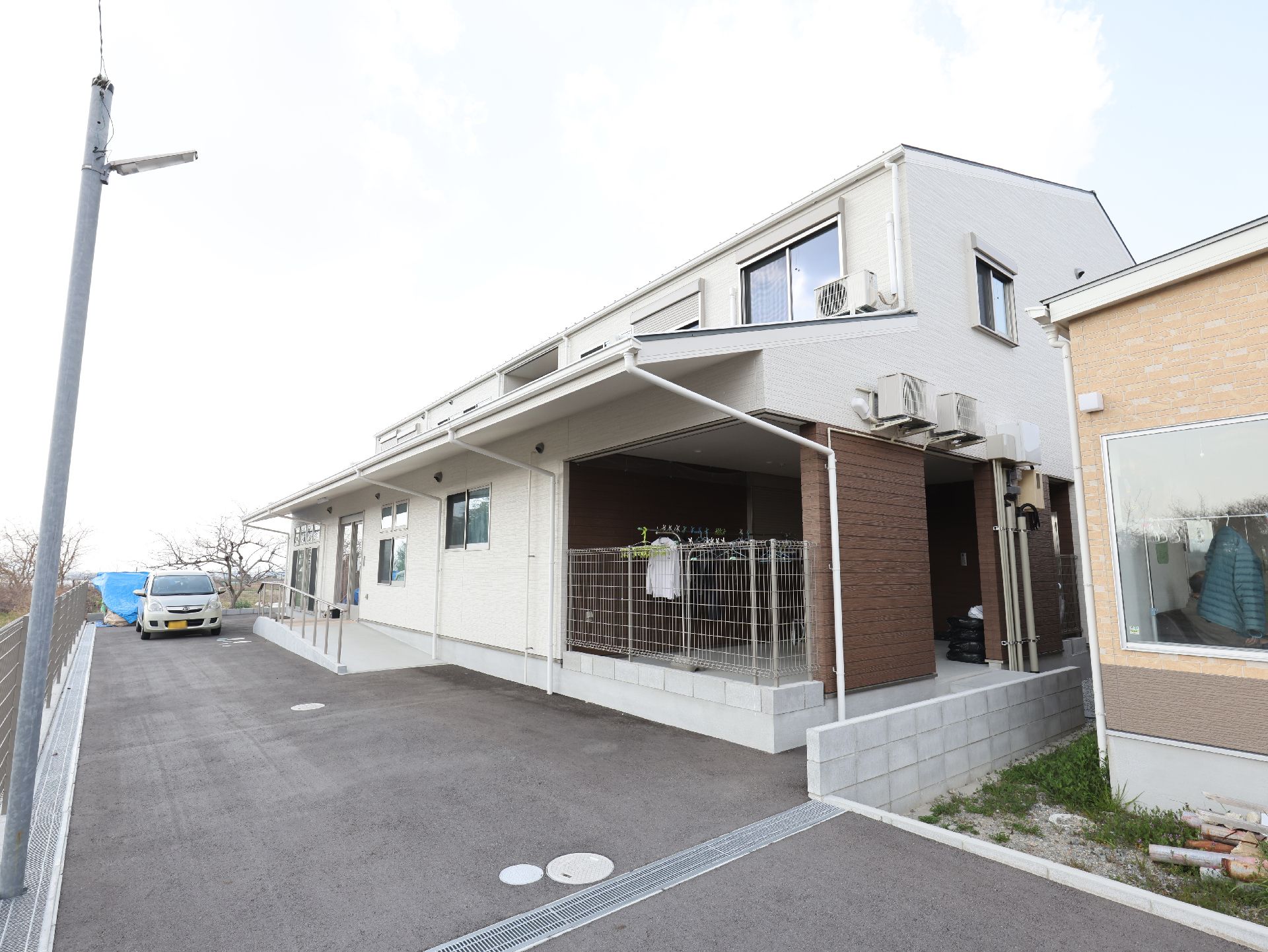 駐車場から撮影した介護施設の外観