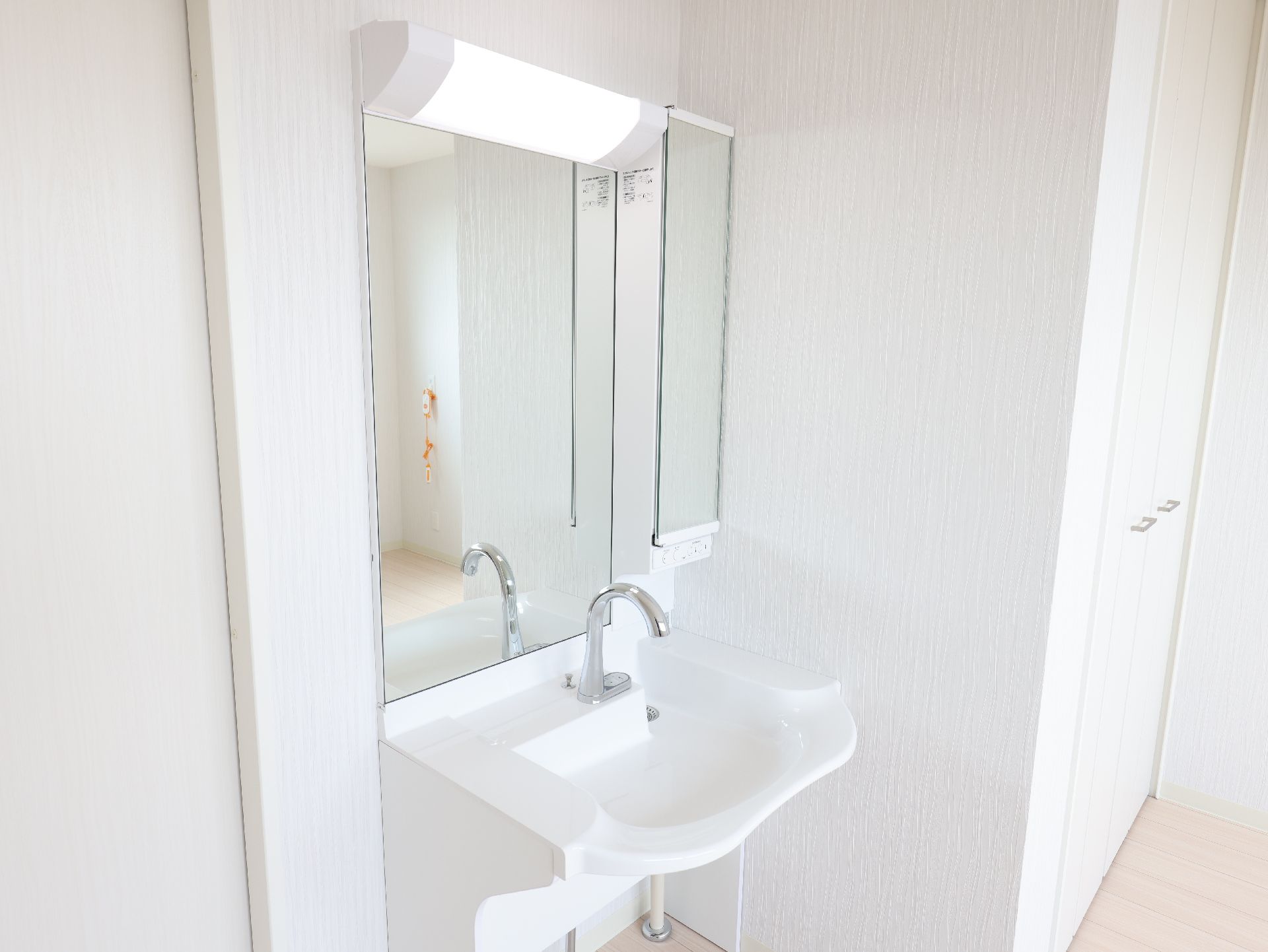 お部屋に備えてあるシンプルな洗面台