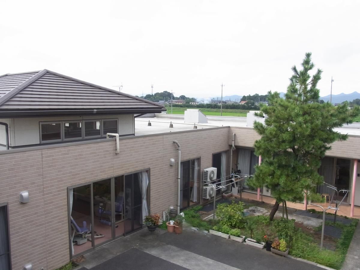 広々とした施設の外観