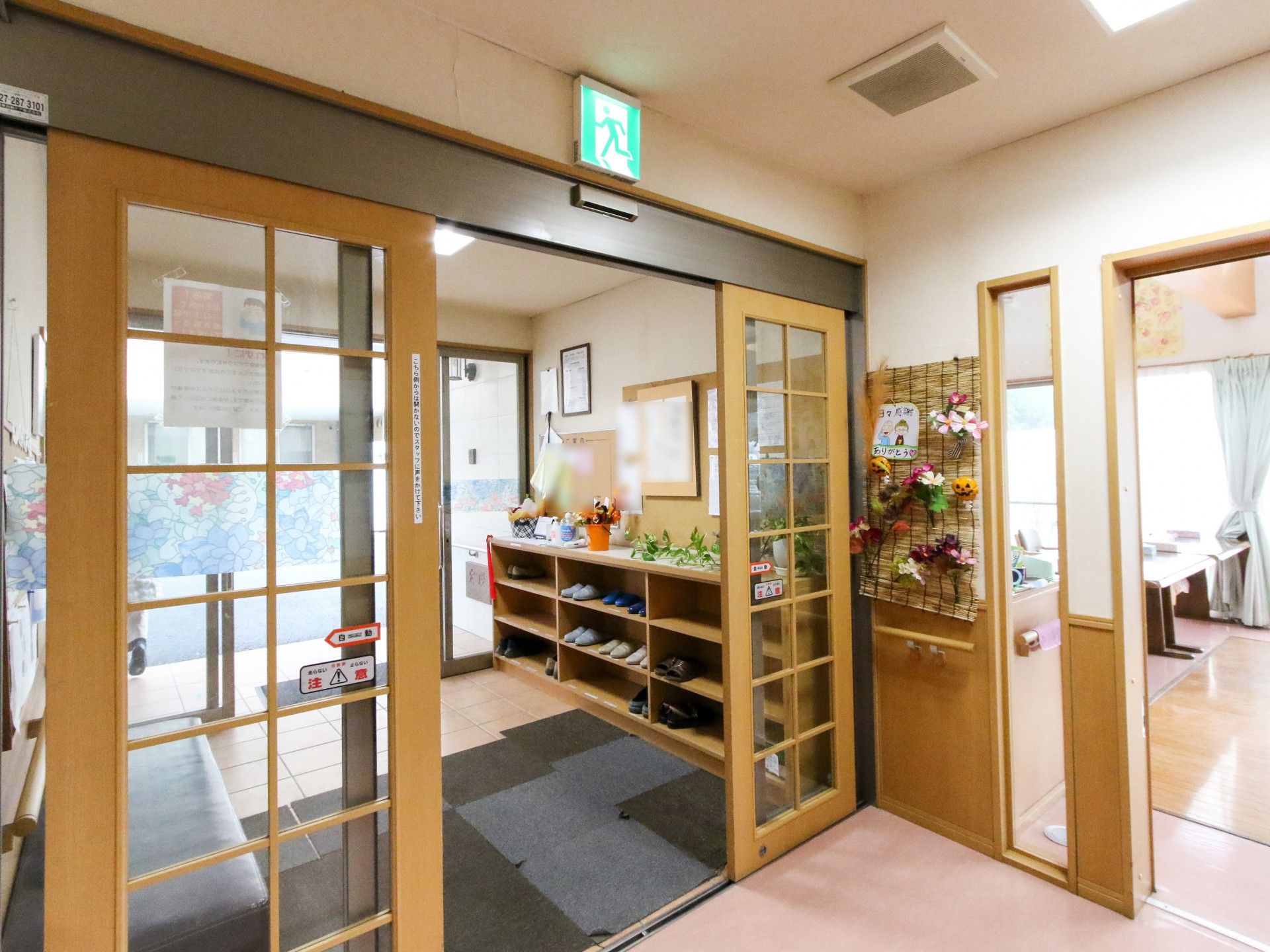 入口付近の落ち着いた様子 エントランス