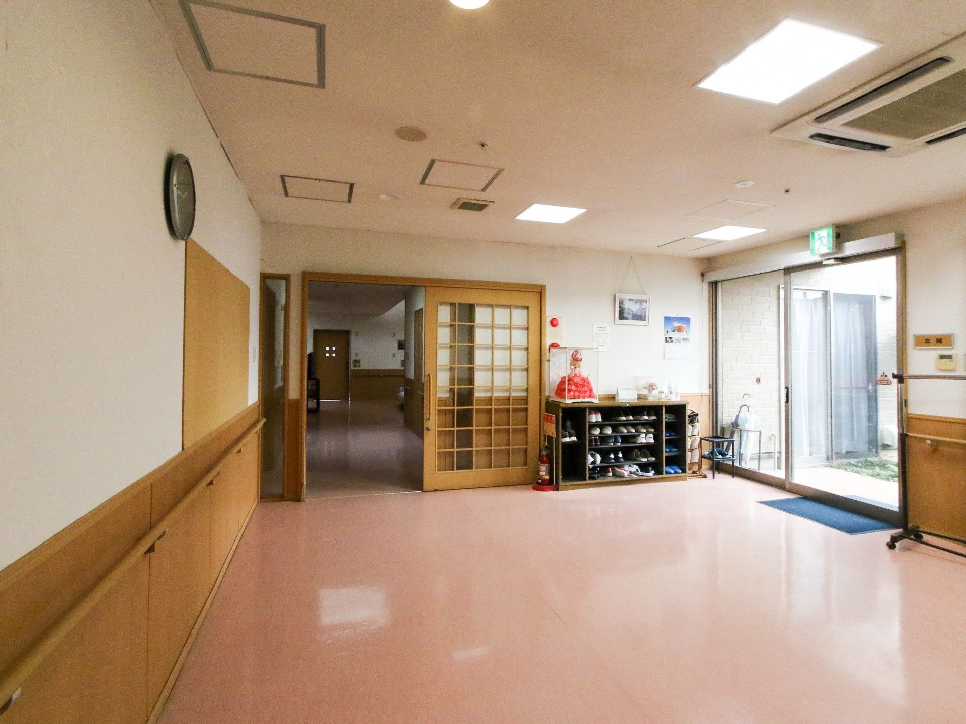 広々とした明るい廊下