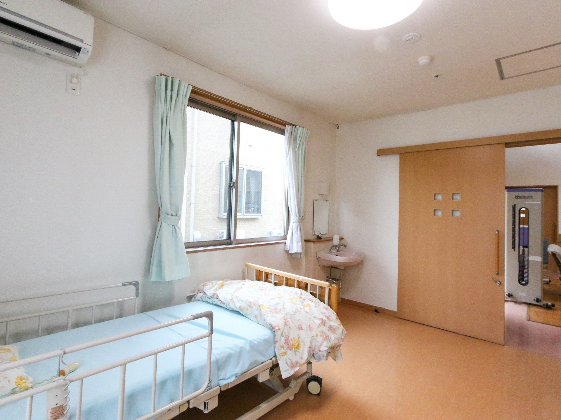 落ち着いた色合いの居室