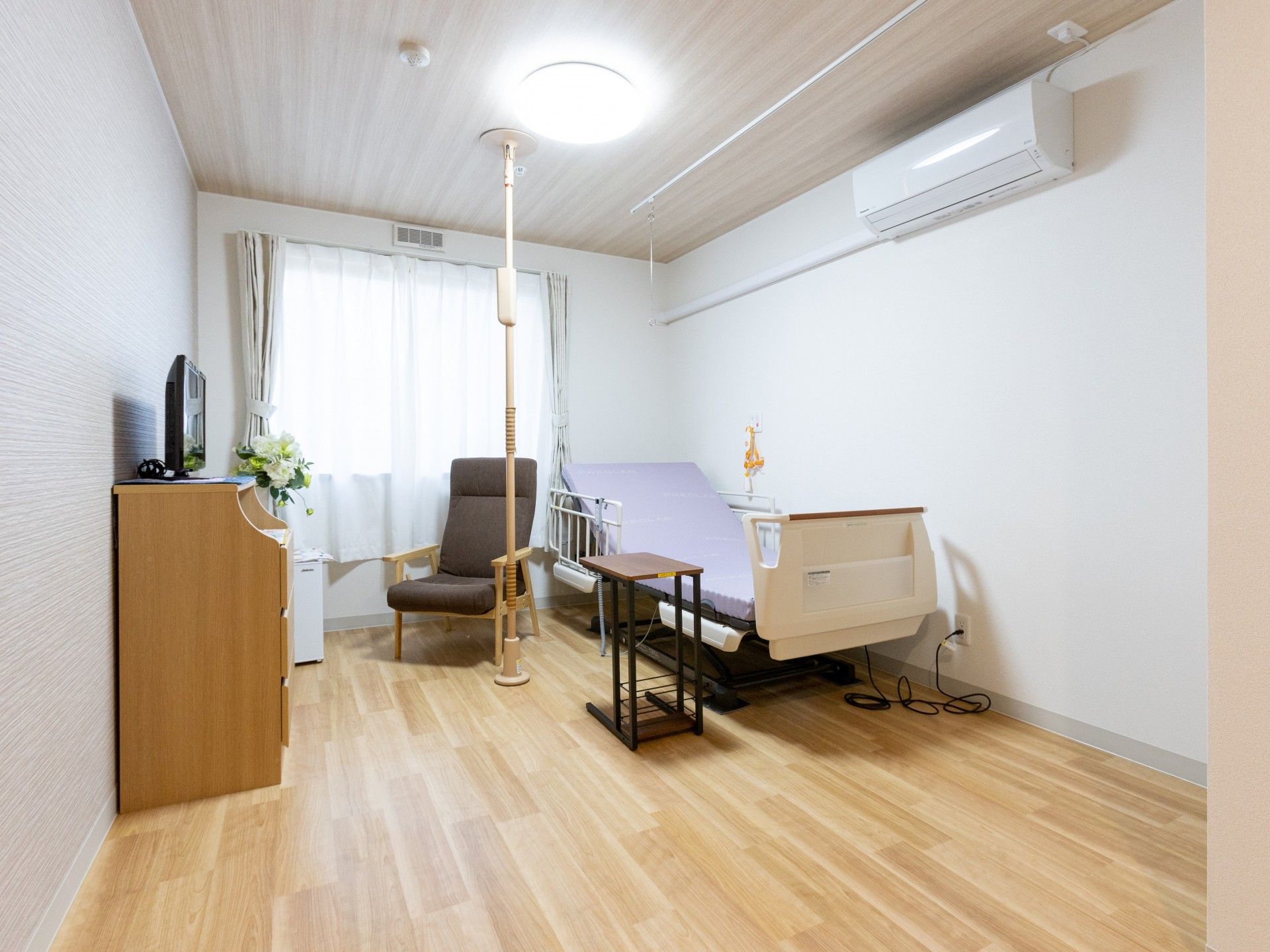 日差しがたっぷり降り注ぎ、介護ベッドなどが置かれている居室