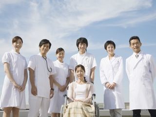 車いすの女性と医療スタッフ