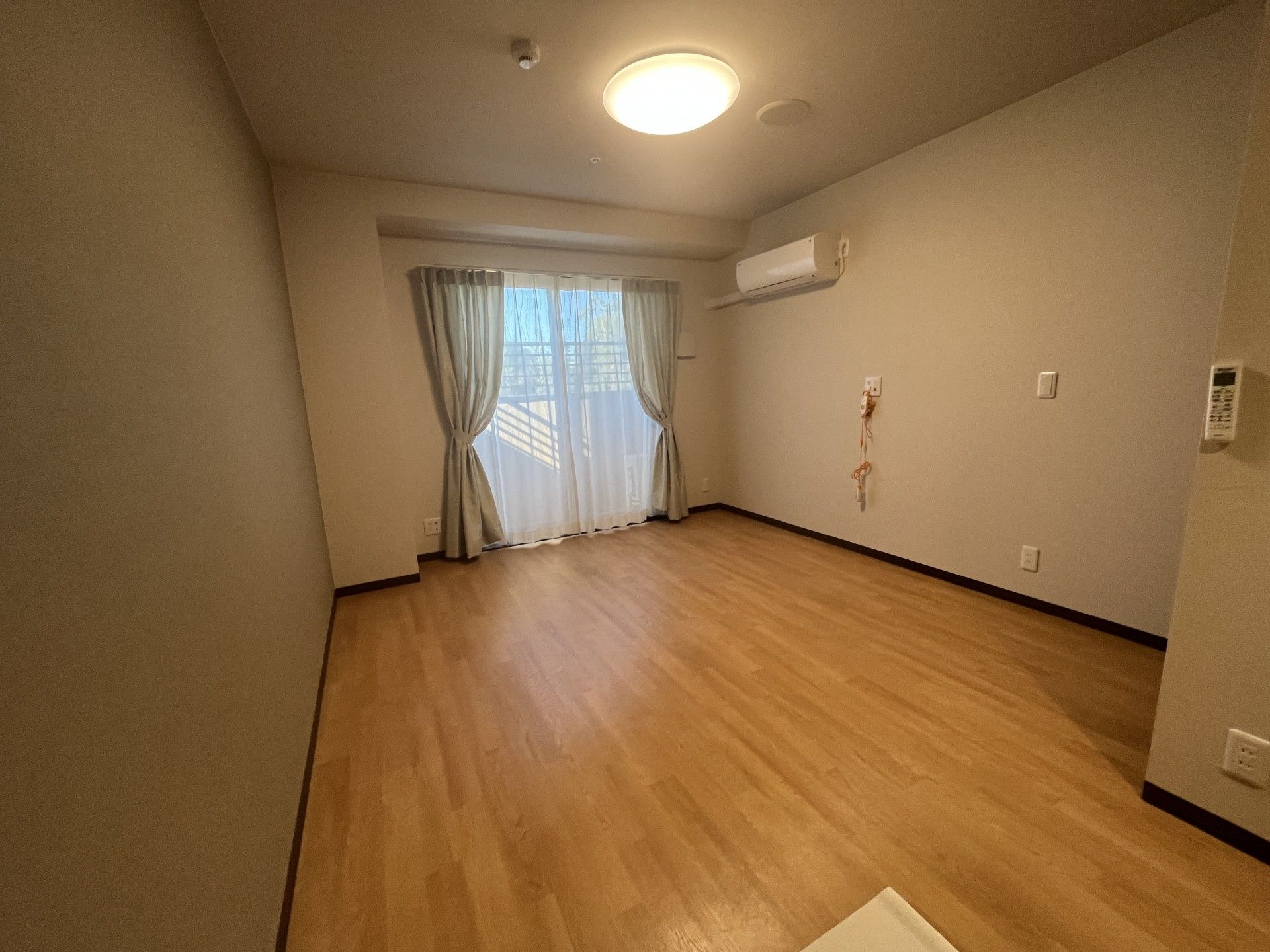 広々とした明るい居室