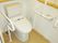 両側に丈夫な手すりが取り付けられている施設内のトイレの様子