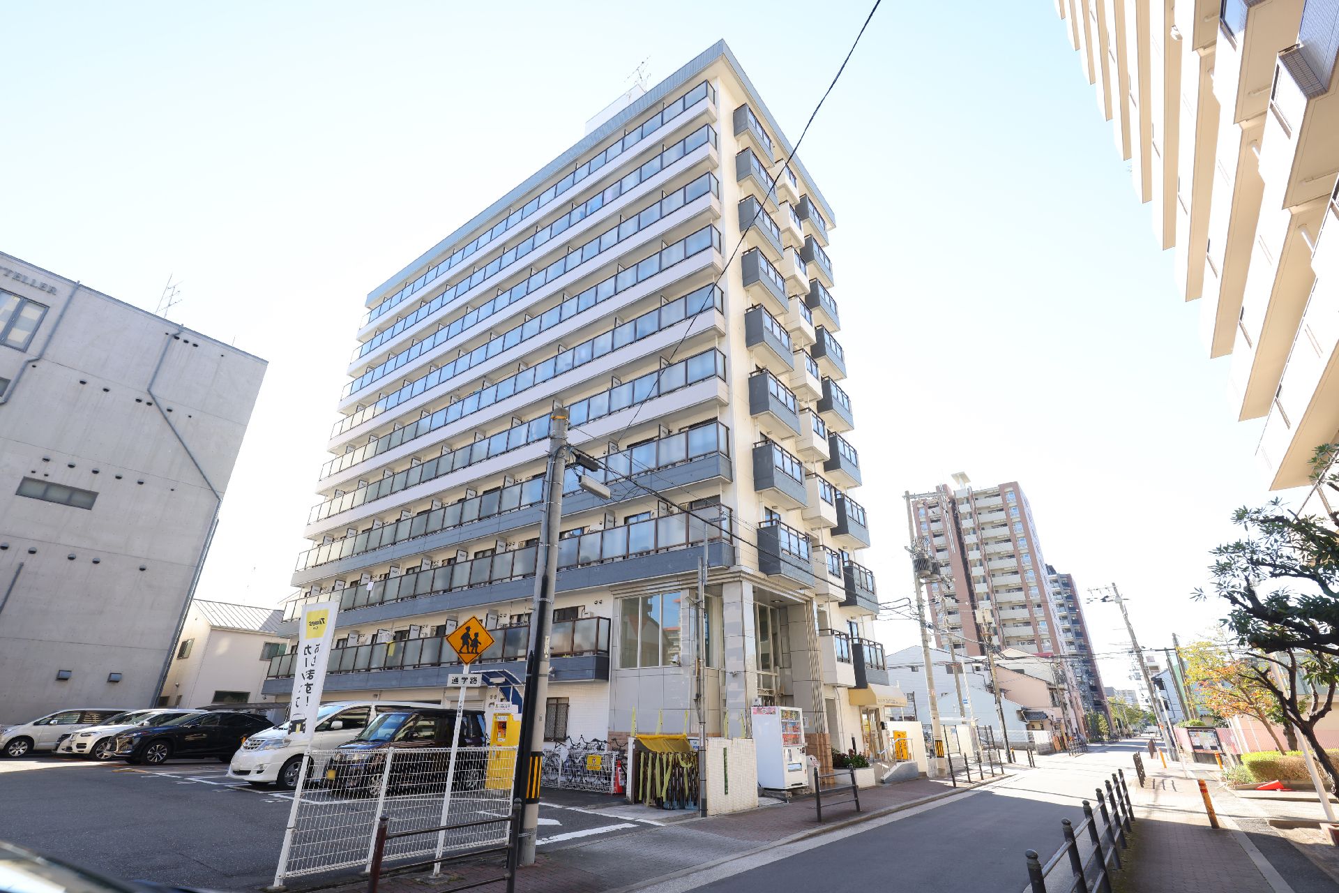 車椅子の人でも楽に移動できるように段差を排除した介護施設の外観