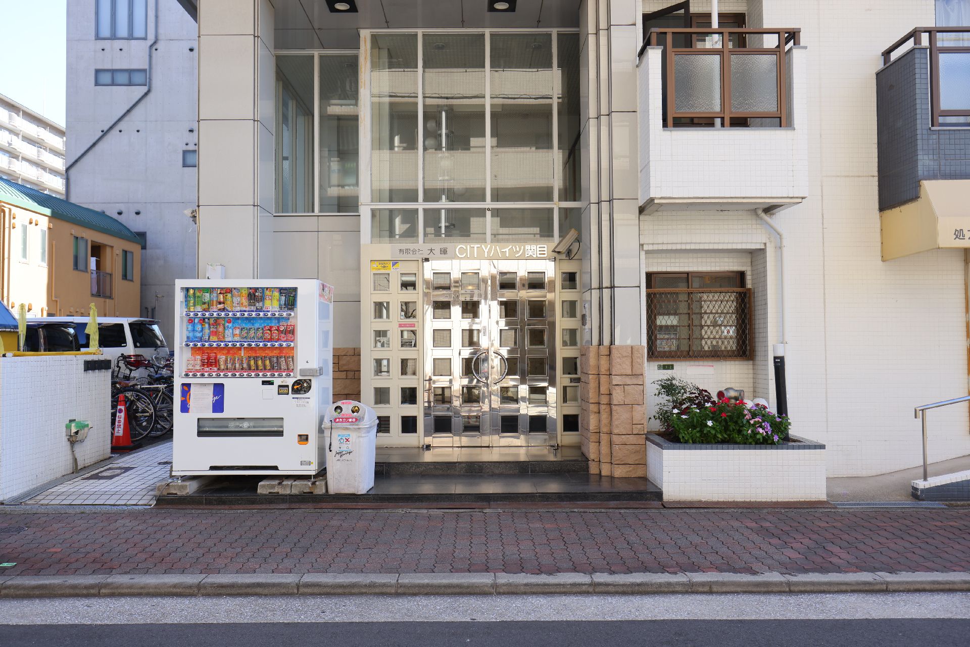 駐車場から撮影した介護施設の外観