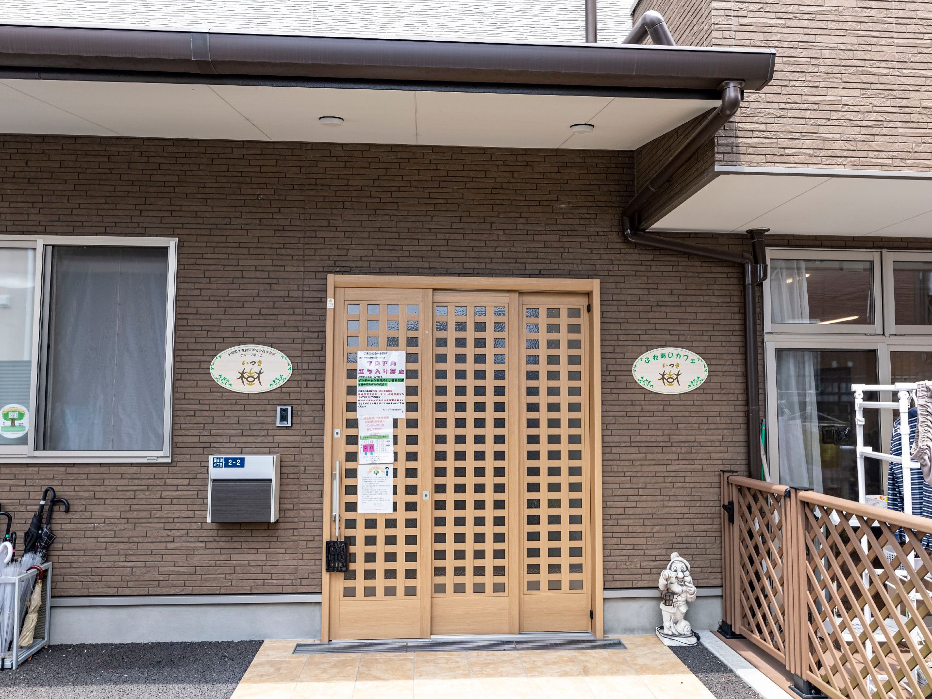 スライド式扉を採用した玄関