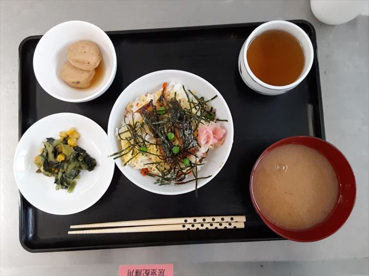 丼ものや汁物が並んでいるある日のメニュー例。施設内の食事の様子