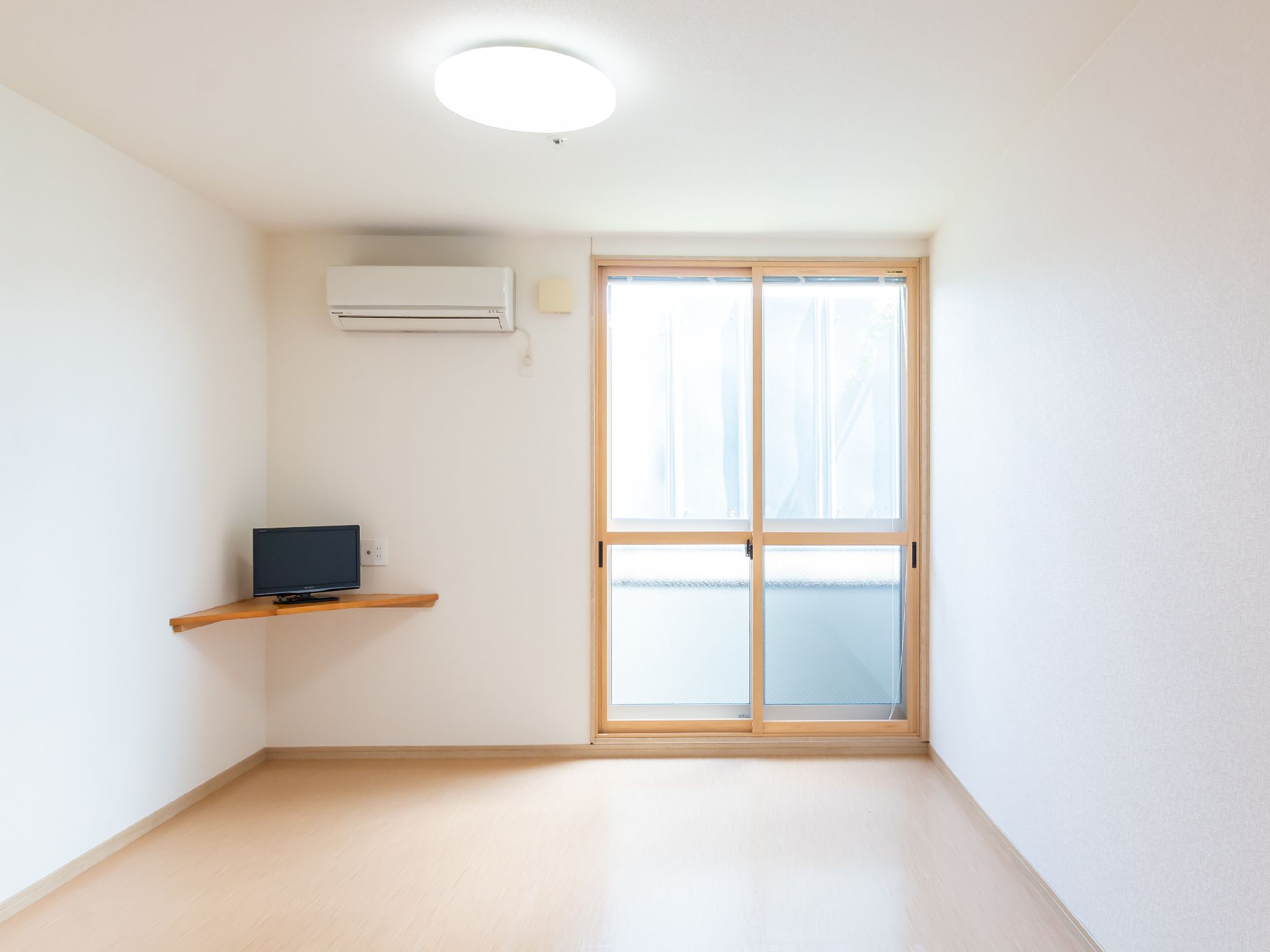 何も置かれていない白い壁の部屋