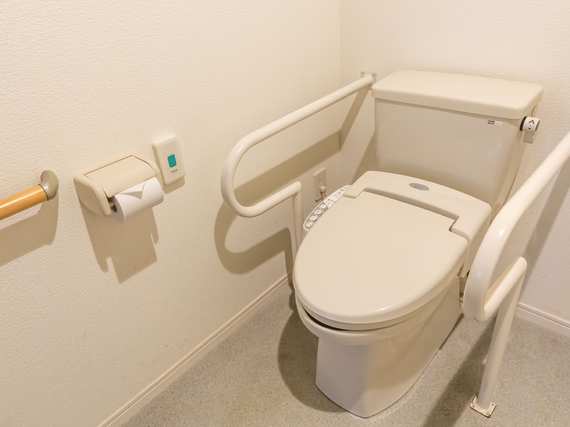 手すりが設置されたトイレ