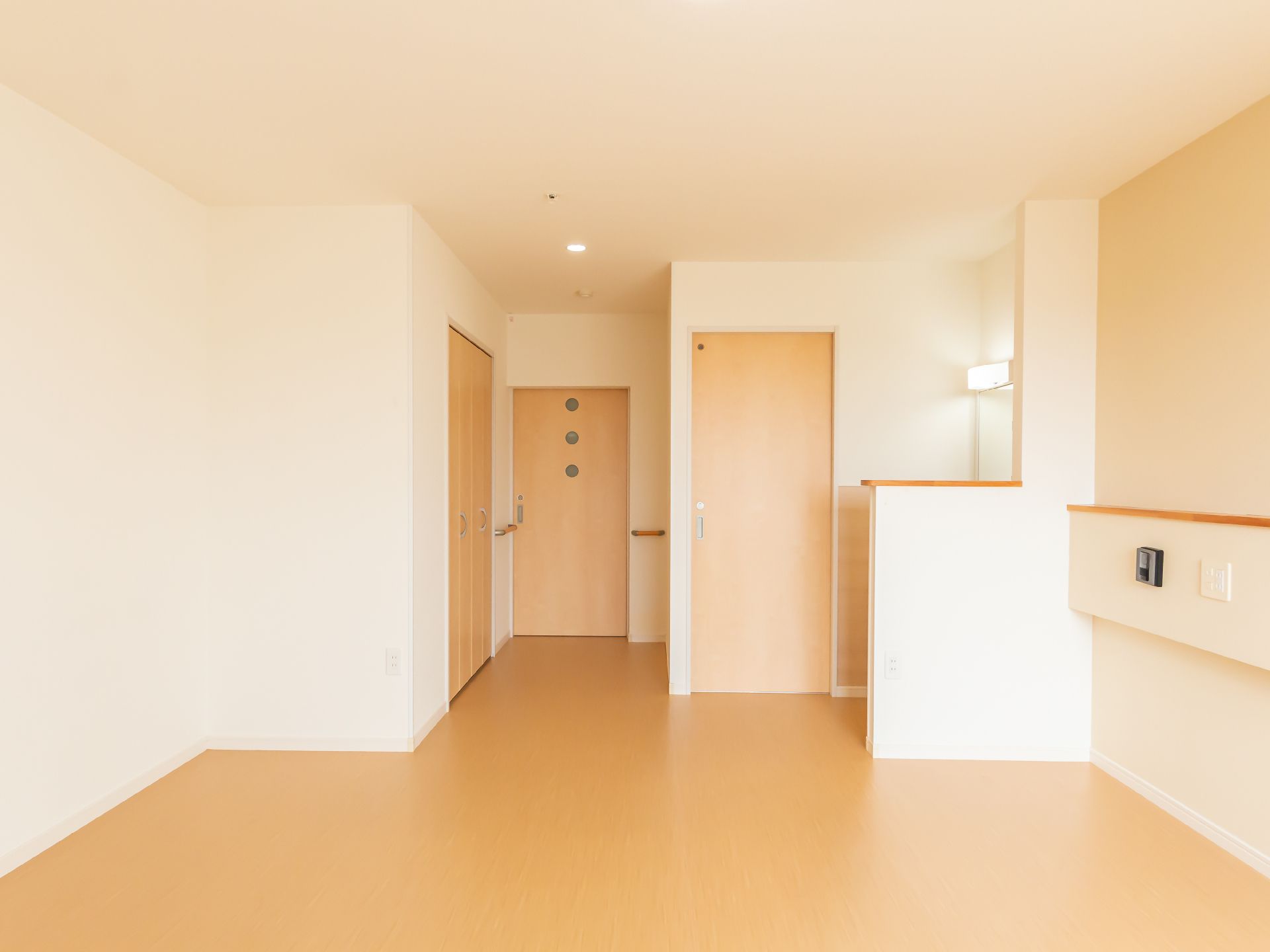 なにかに笑顔で手を振っている女性とその人の方を持ち同じ方向に笑顔を見せているスタッフ