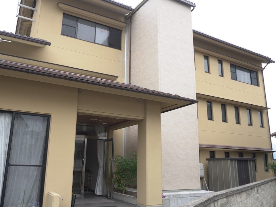ゆったりとした入口の建物