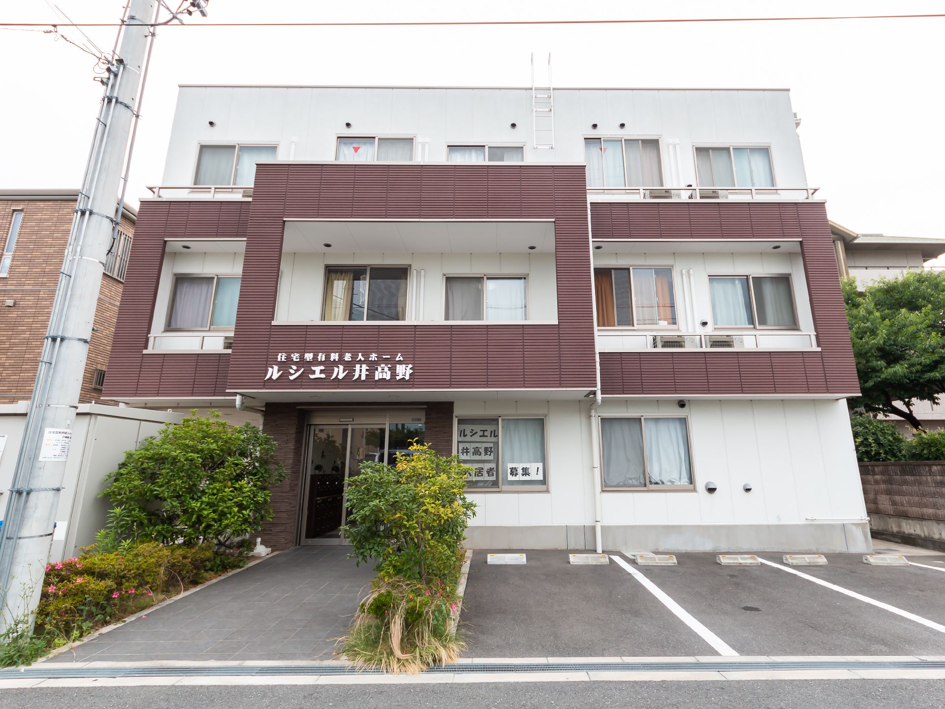 車椅子の人でも楽に移動できるように段差を排除した介護施設の外観
