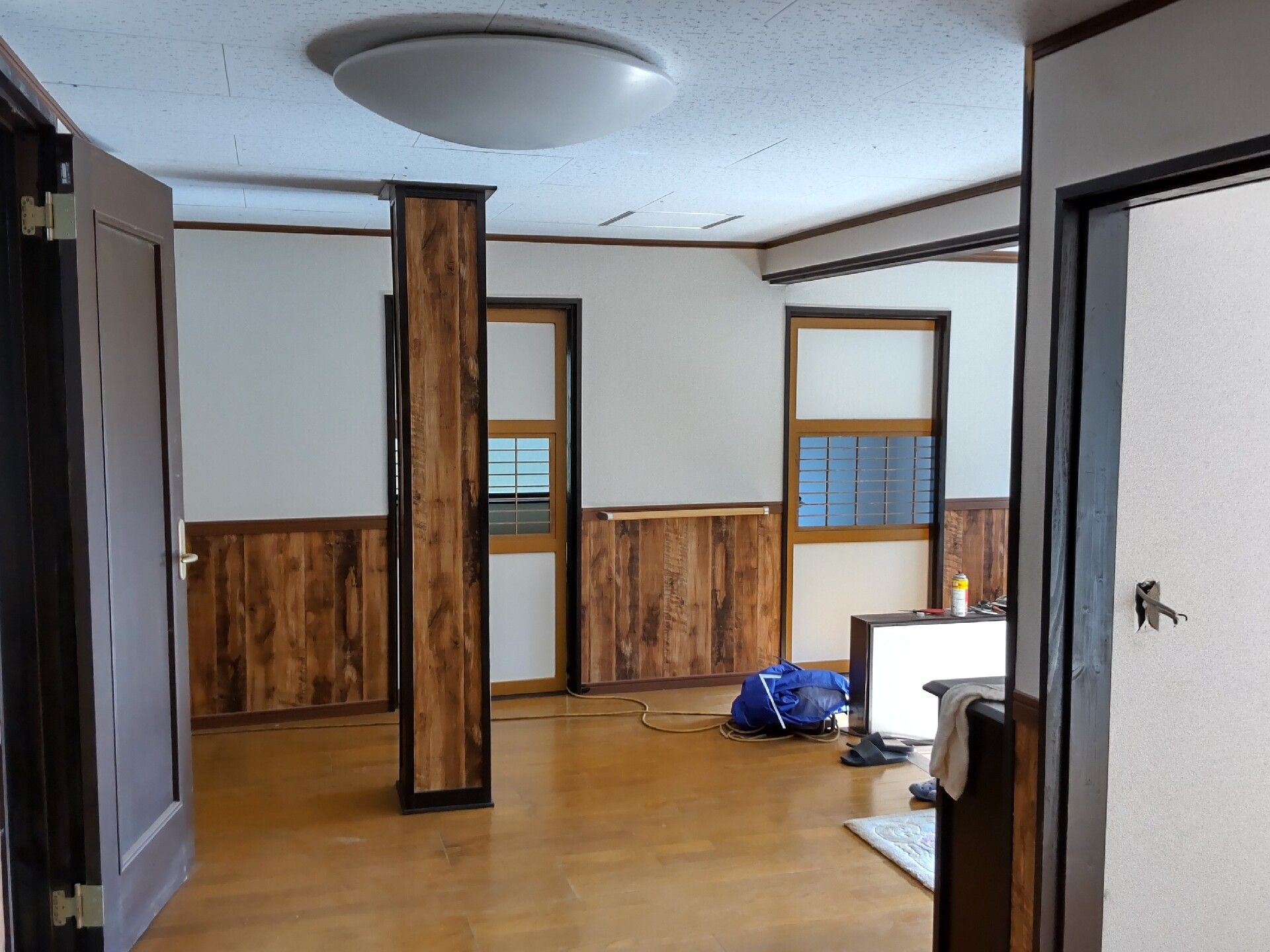 木の柱が中央にある玄関
