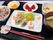 赤飯や汁物、イチゴや煮物、中央の皿には「寿」と書かれたかまぼこのようなものが置かれている。