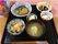 温泉卵や大根の煮物、炊き込みご飯、みそ汁、冷ややっこ、野菜の小鉢が並んでいる。