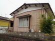 駐車場の出入り口から見た、斜め前から見た施設全体の外観