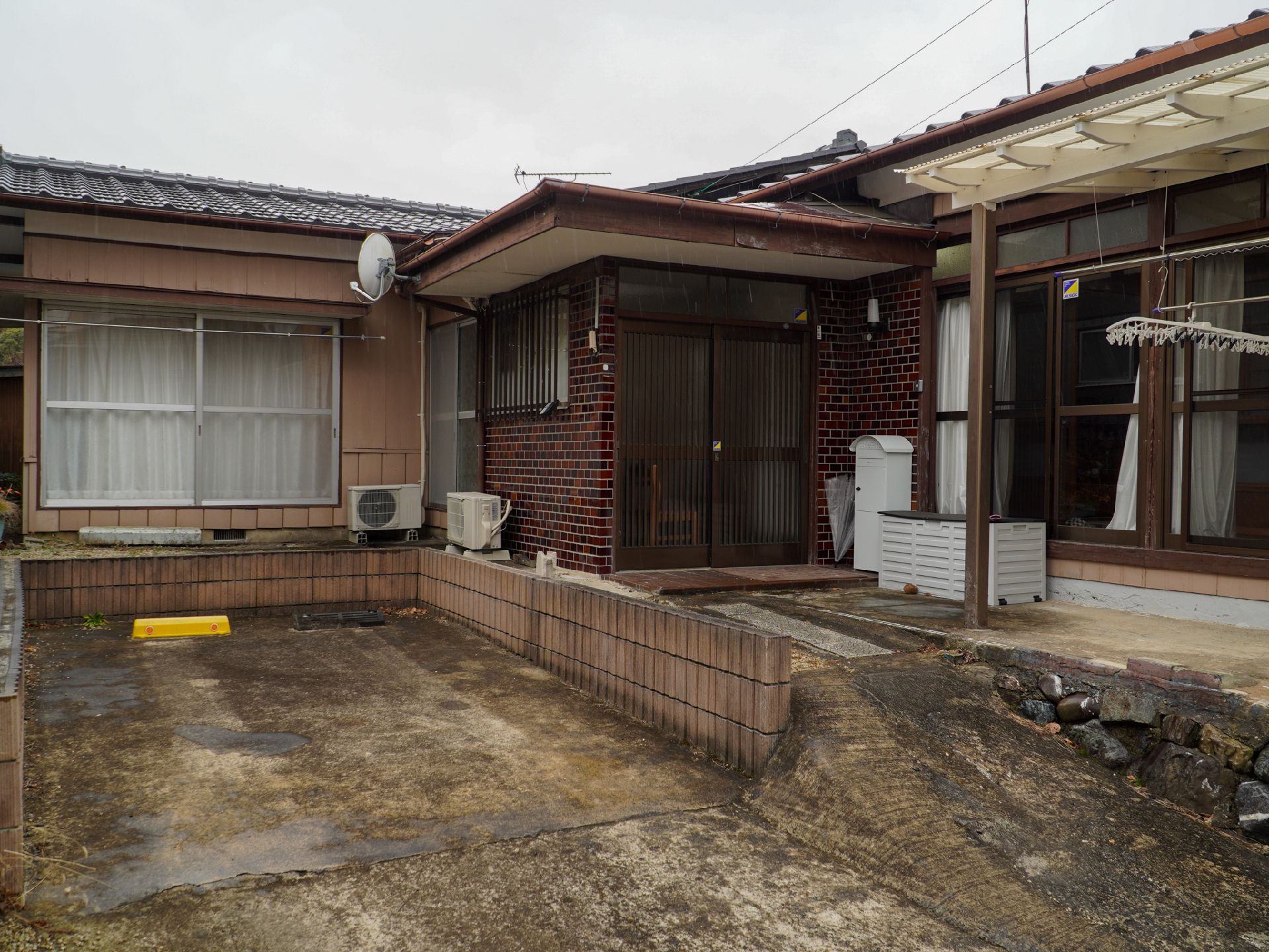 広く、車を停めやすい駐車場