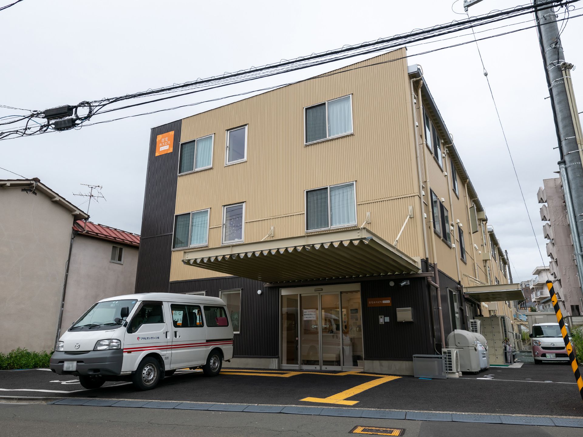 ベージュが基調の地上３階建ての外観の老人ホーム