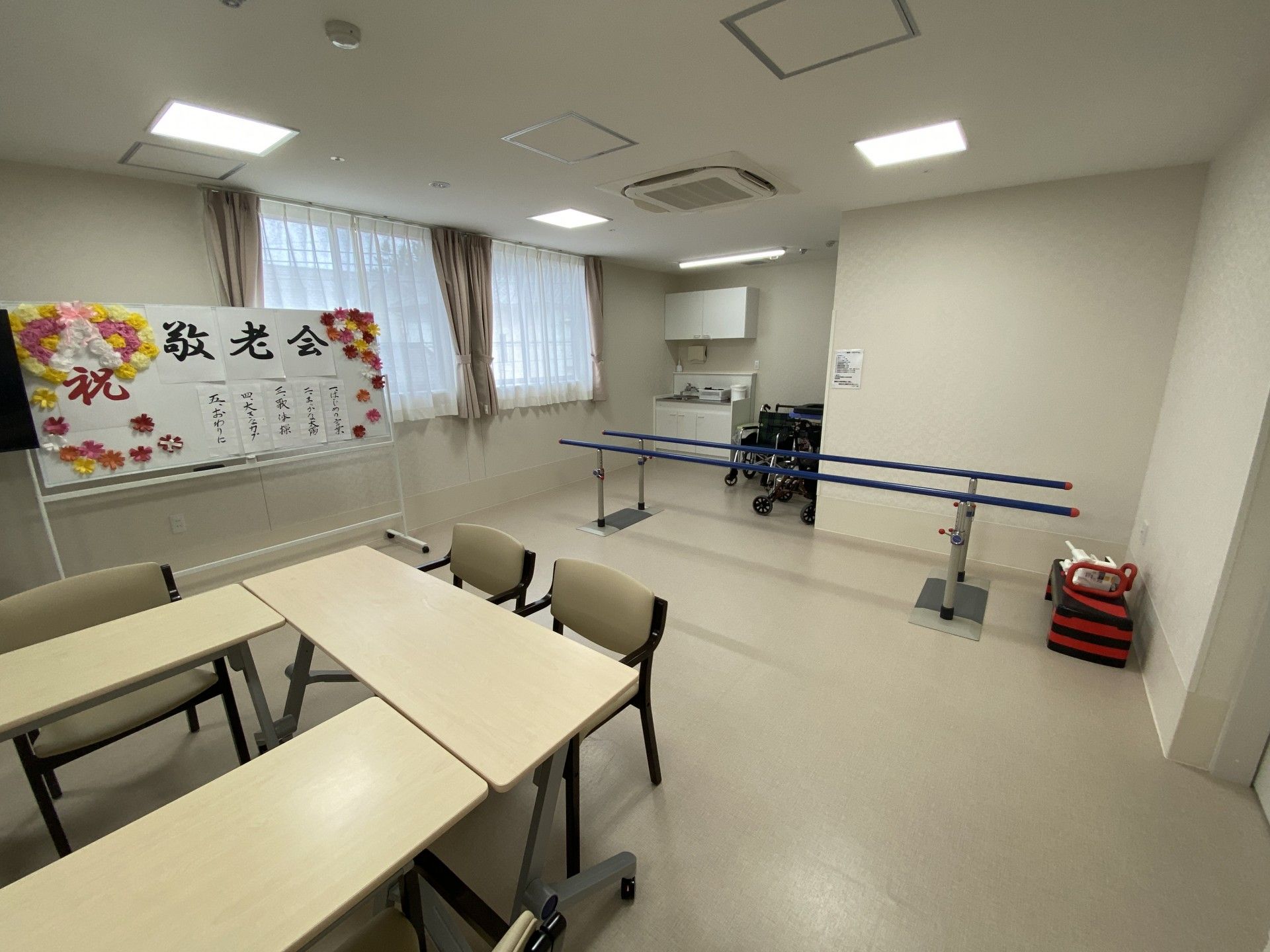 敬老会を祝う飾りが張られたホワイトボード
