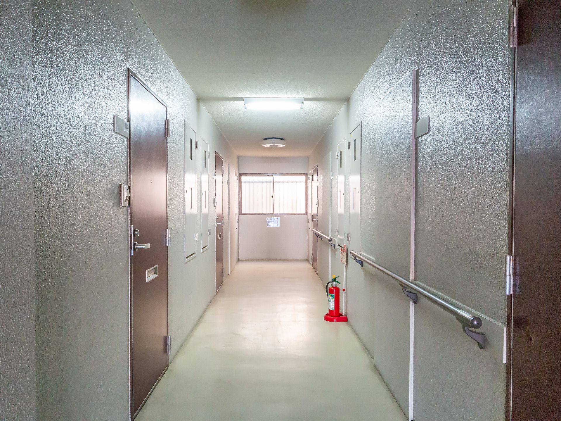 手すりが設置されている廊下