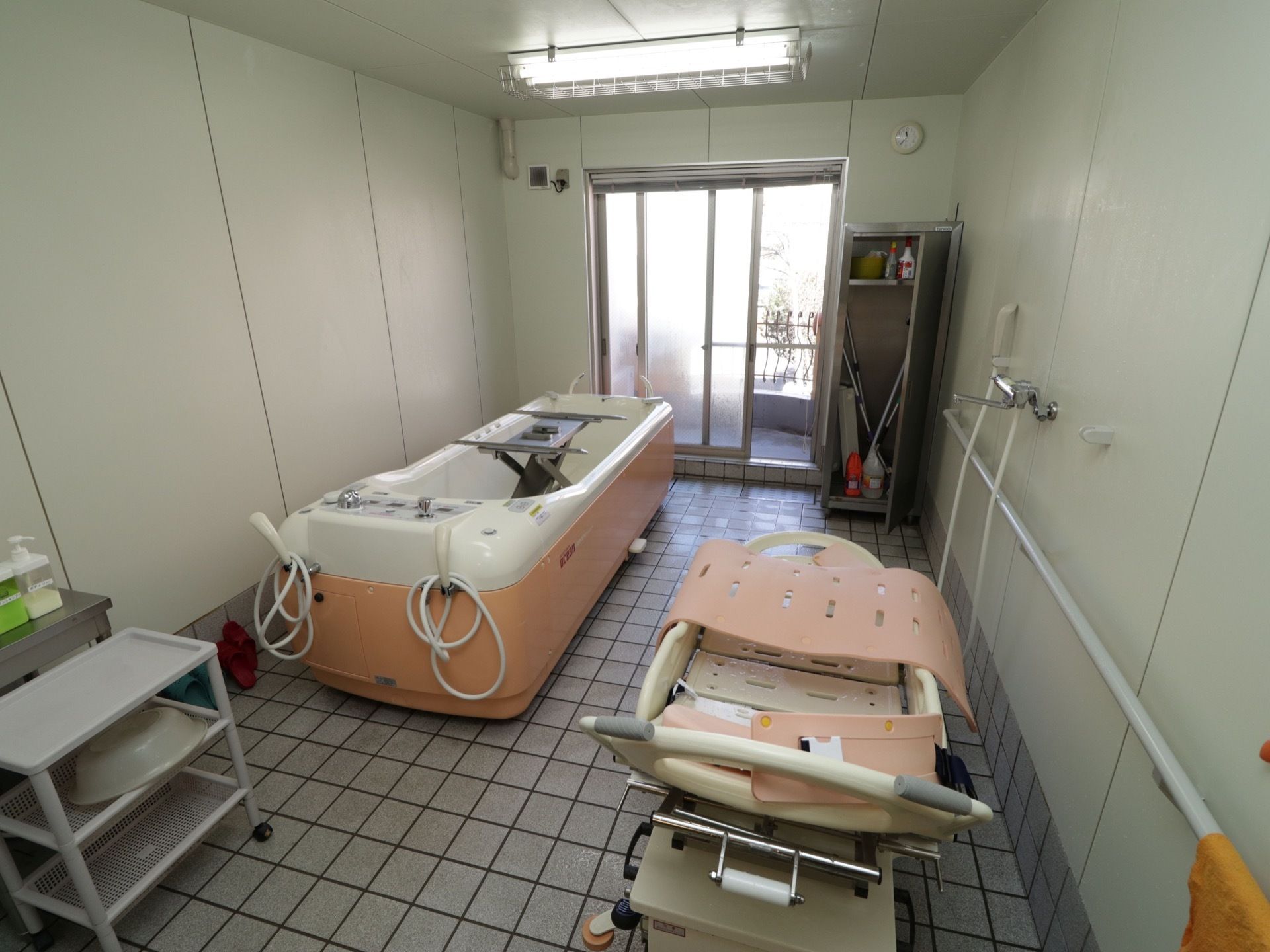 真っ白で清潔感のある浴室である。大きな窓があるので湿気がこもらない。特殊な機械浴槽が完備されている。