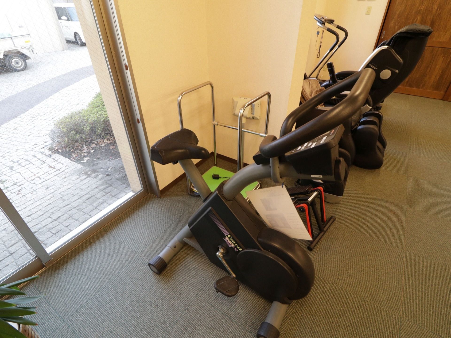リハビリや体力増進に役立つエアロバイクなどの器具類を完備している。外の景色を眺めながらのんびりと使用できる。