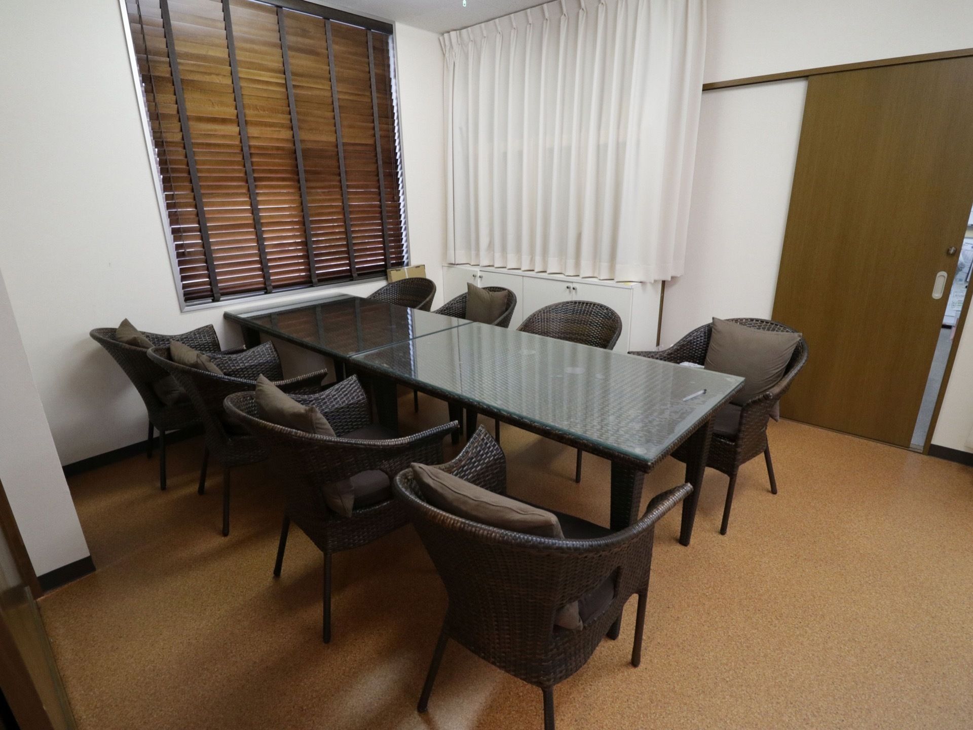 白が基調の明るい相談室である。４人掛けのテーブルが２台と、クッション付きのおしゃれな椅子が８脚置かれている。