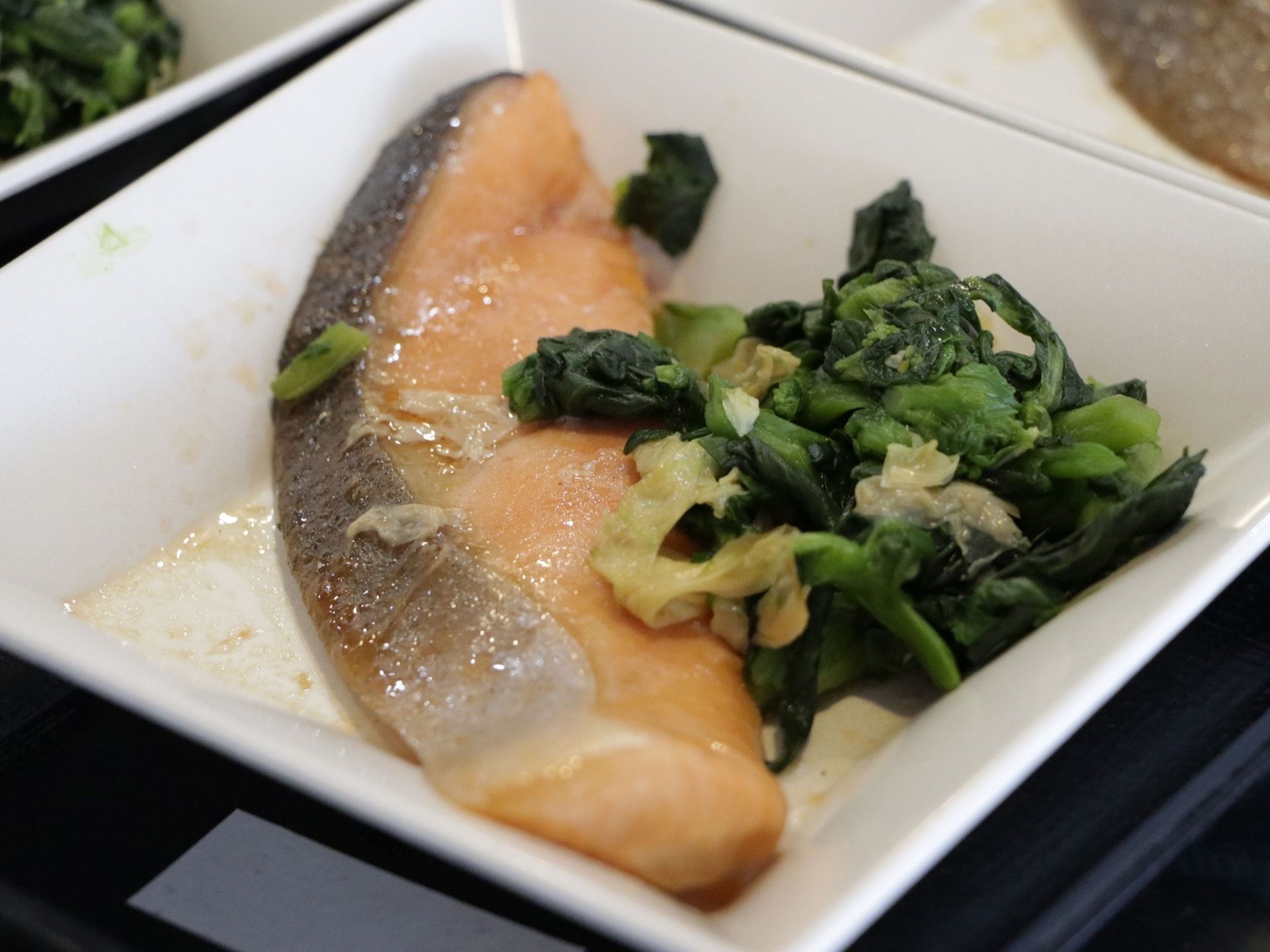 ある日の給食のメインディッシュである。サーモンのムニエルと小松菜のおひたしである。栄養価の高い旬の食材を採用している。