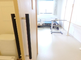 介護施設内の明るい廊下と部屋