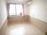 エアコンが付いたフローリングの部屋にはカーテンが付いた大きな窓があり、緊急通報装置もある。
