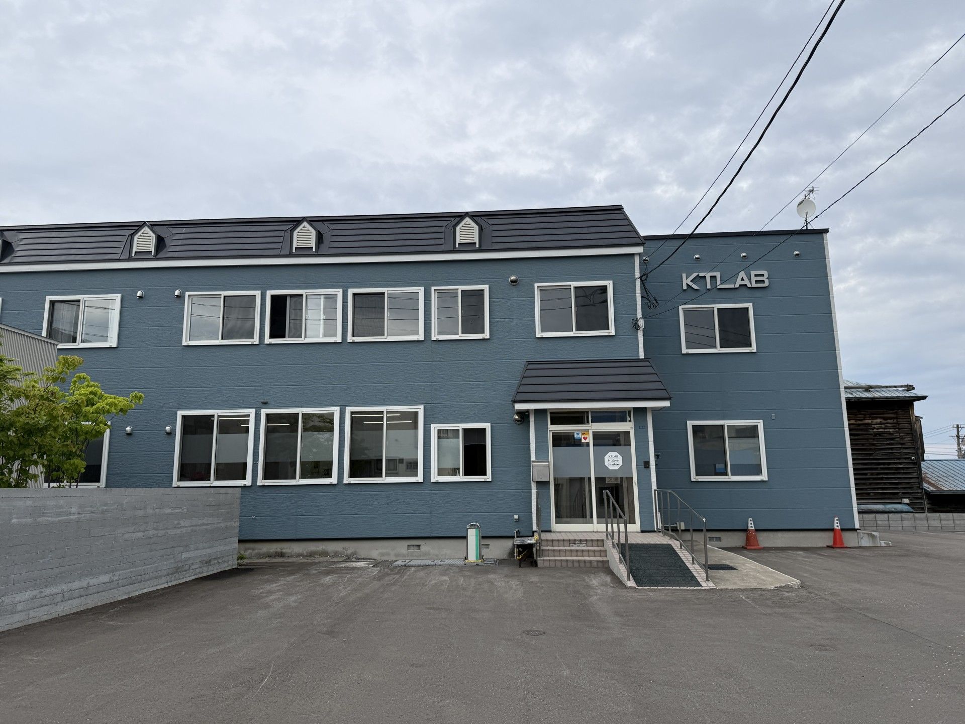 青い外壁の建物