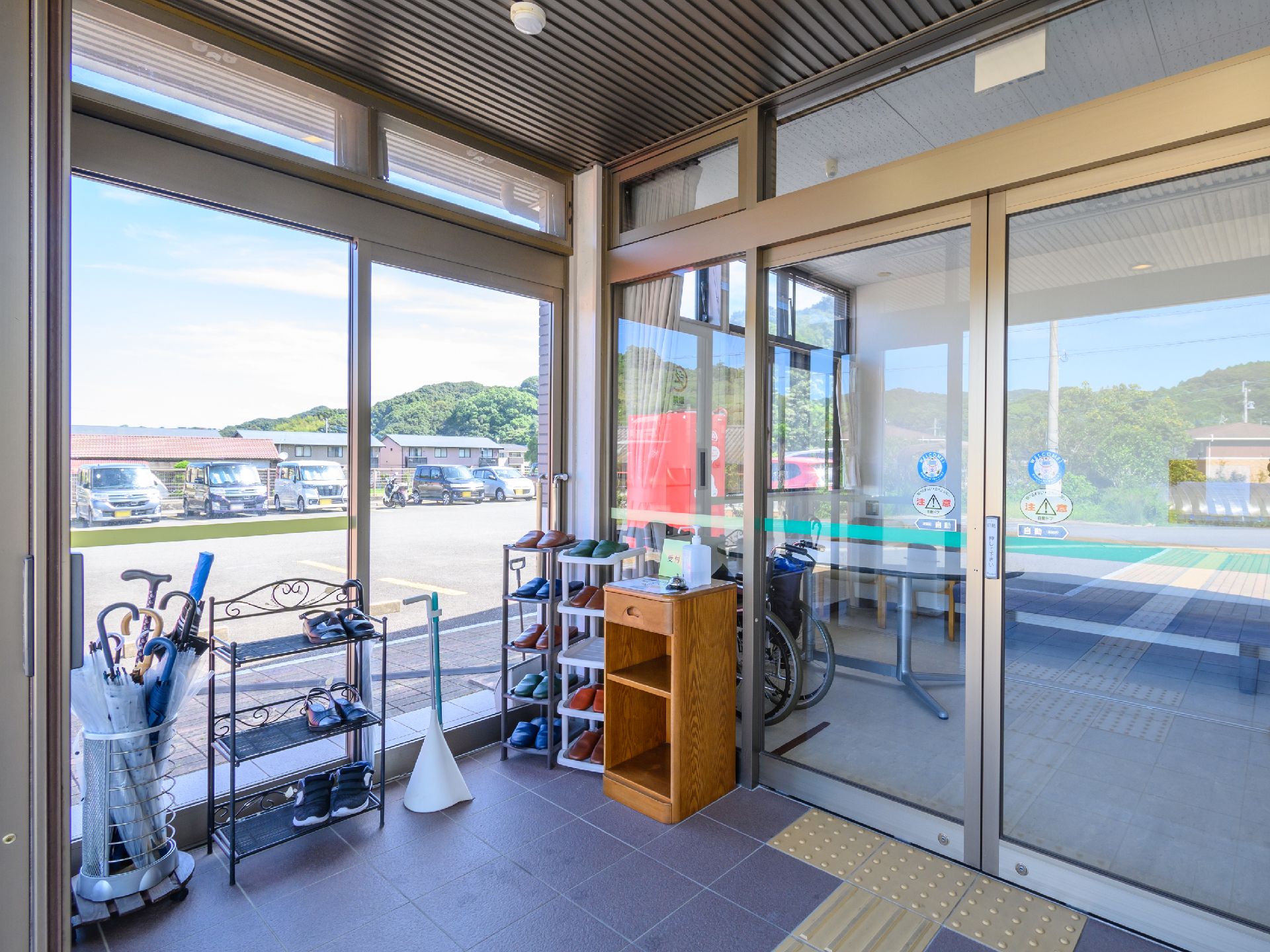 館内の廊下は完全にバリアフリー化され、段差がなく、手すりが行き渡っています。車椅子の方がスムーズに通れるように、廊下の幅も広めです。