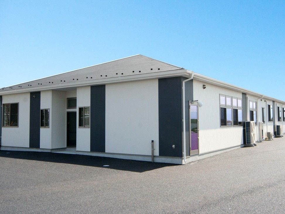 モノトーンの外壁で三角屋根の平屋建築物