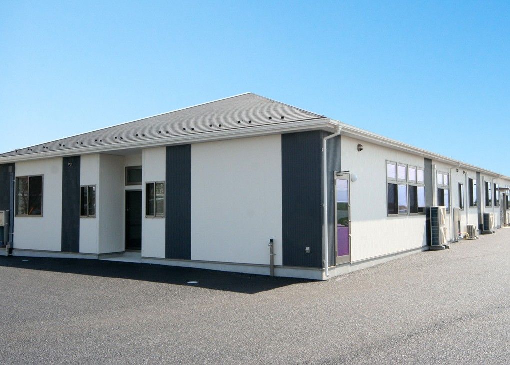 モノトーンの外壁で三角屋根の平屋建築物