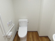 バリアフリーのトイレ設備が整った空間