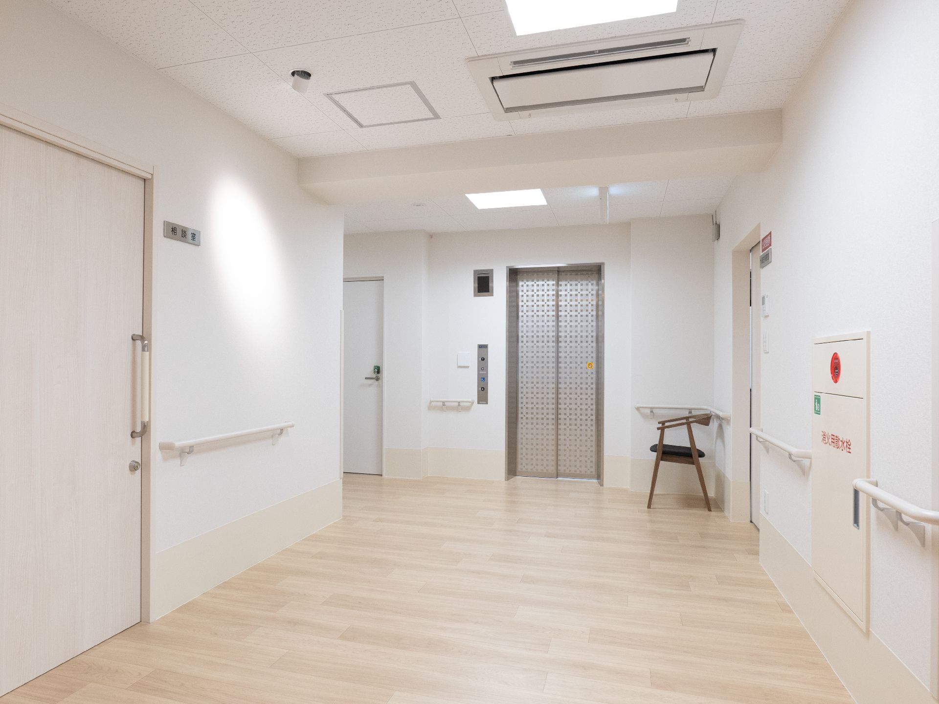 幅にゆとりのある廊下