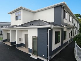 白を基調とした外壁の2階建て老人ホーム