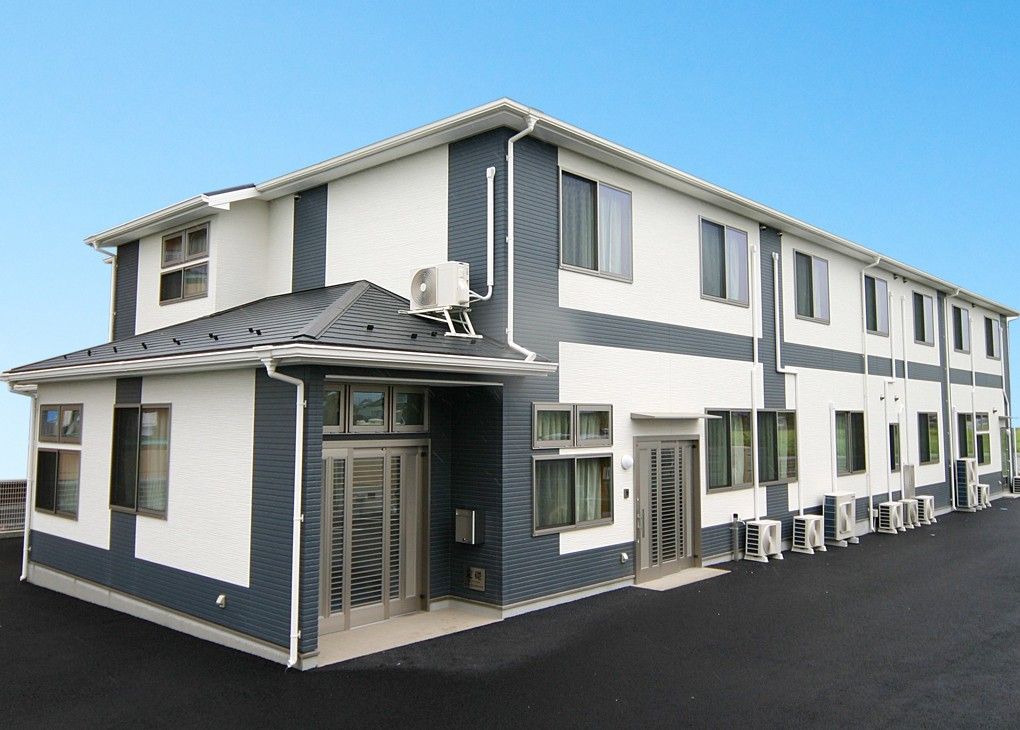 白を基調とした外壁の2階建て老人ホーム