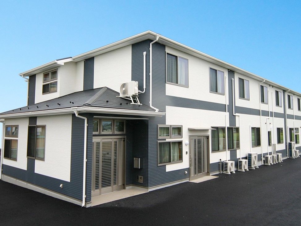 白を基調とした外壁の2階建て老人ホーム