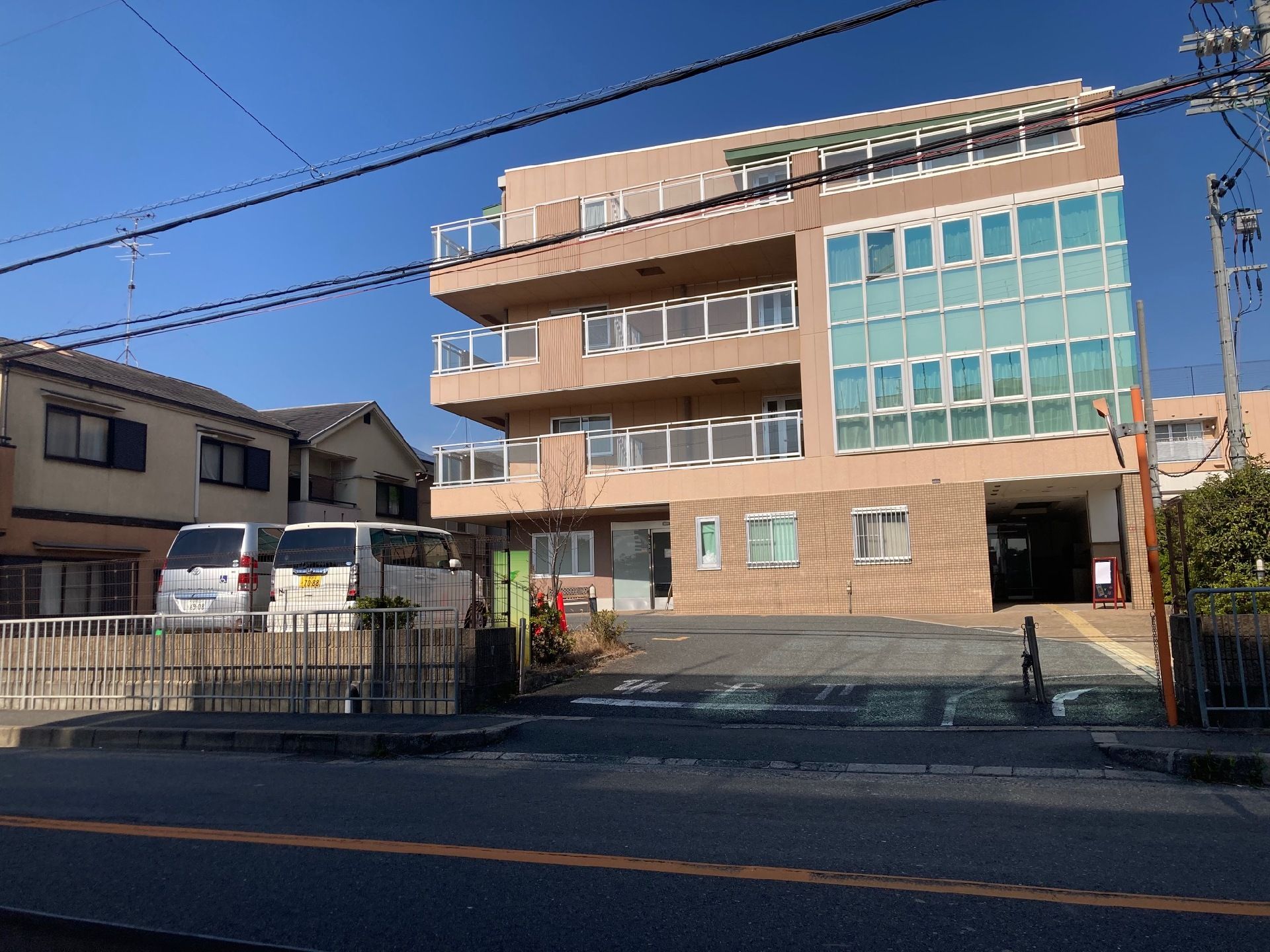 各フロアにベランダがあり、ブラウン系でまとめられた4階建ての建物は日当たりのいい場所に建っている。