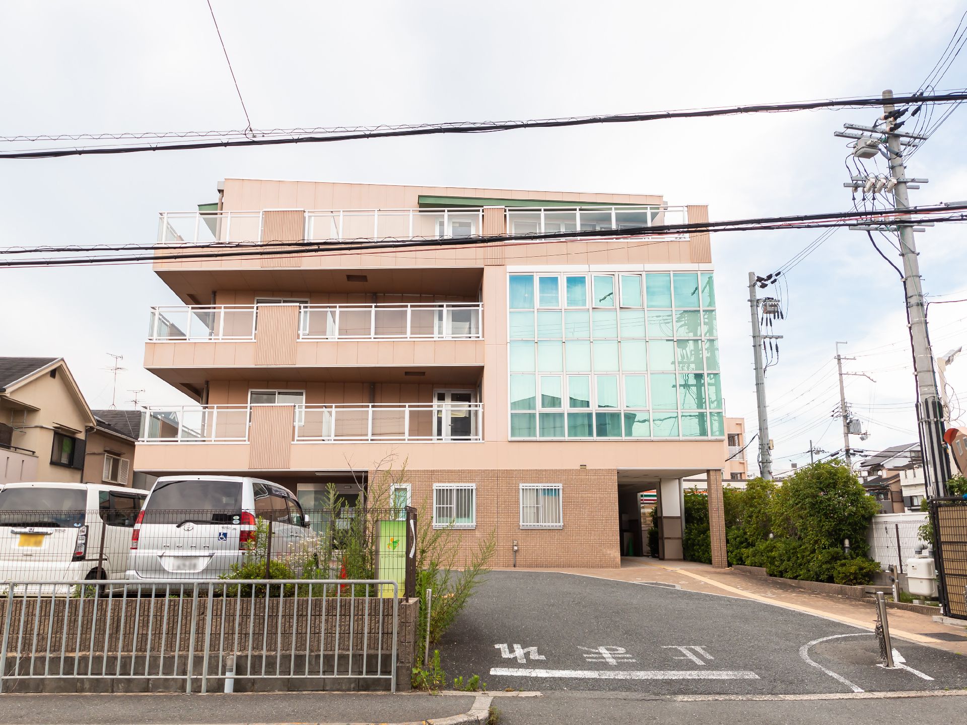 コンビニエンスストアが近くにある施設外観