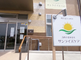 明るい外観の介護施設の入り口