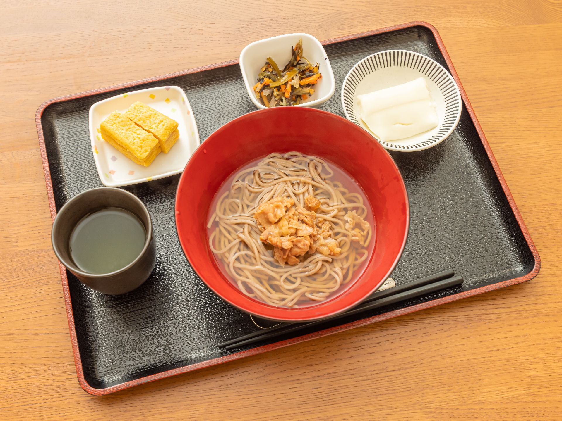 蕎麦と卵焼きがセットになったメニュー