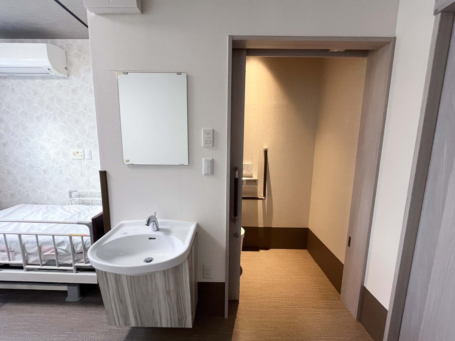 清潔な個室の洗面台