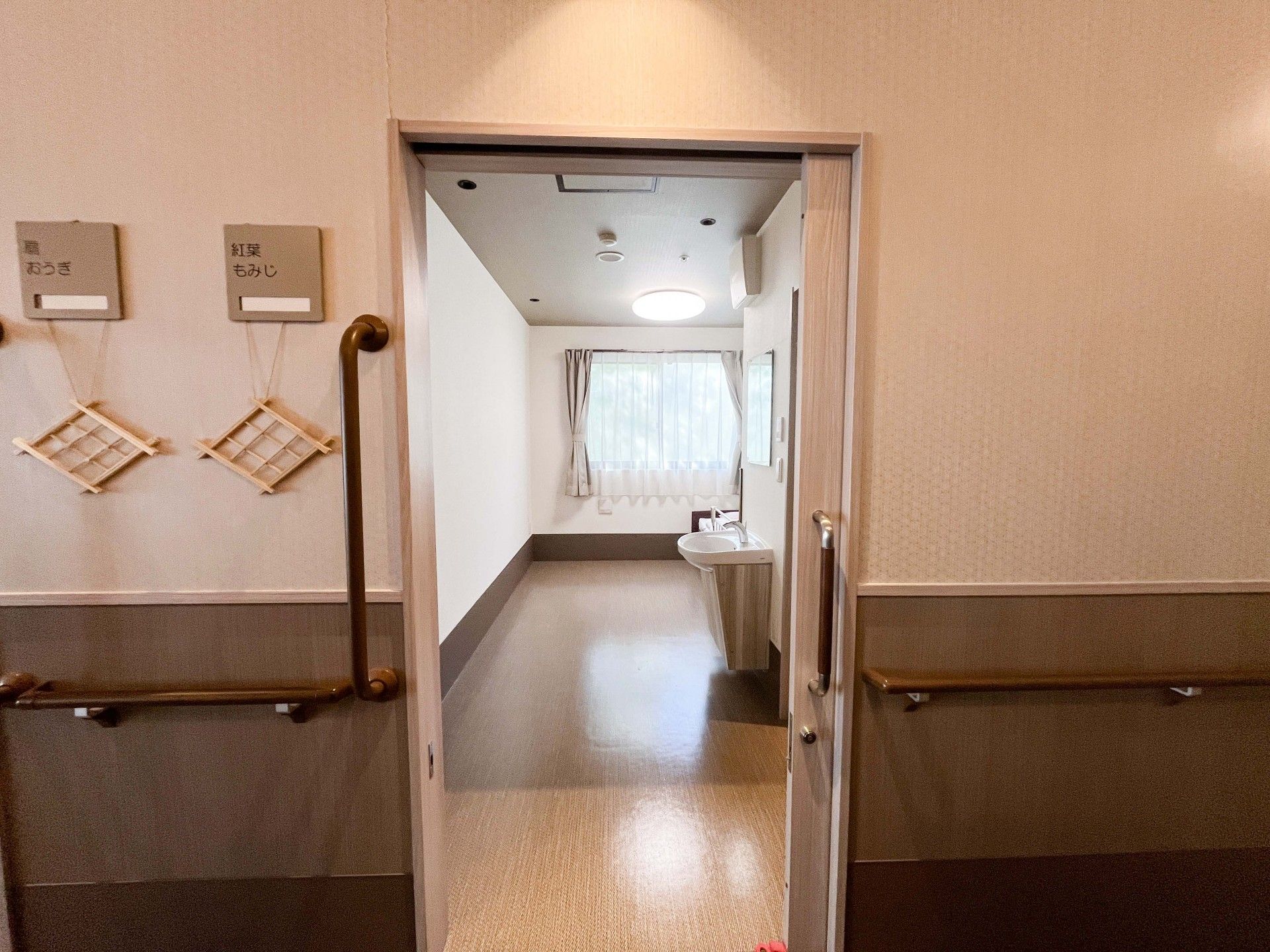 明るい個室の入口